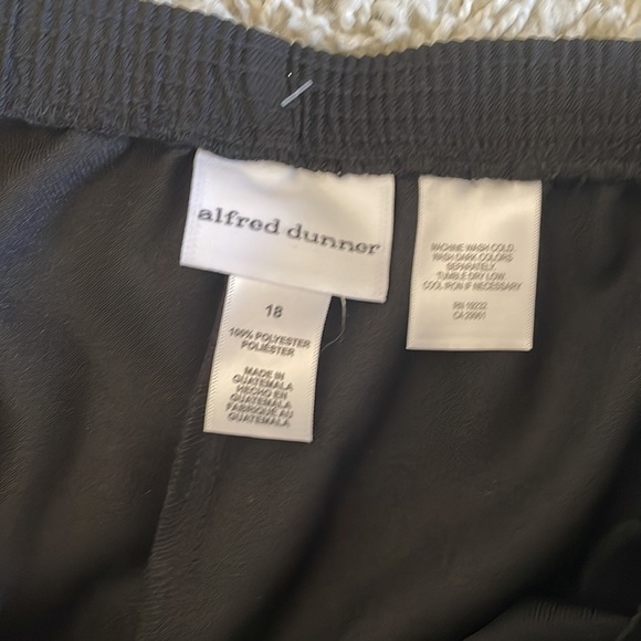 Black dress pants with elastic waist (new) - Picture 3 of 4